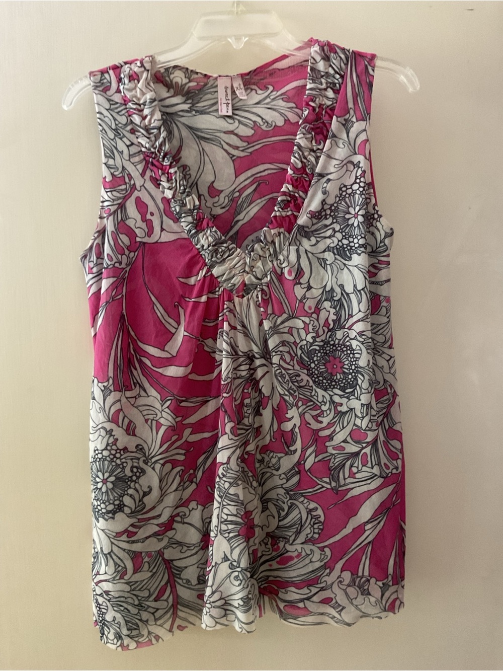 Sweet Pea by Stacy Frati Pink & White Floral Ruffled V-Neck Camisole